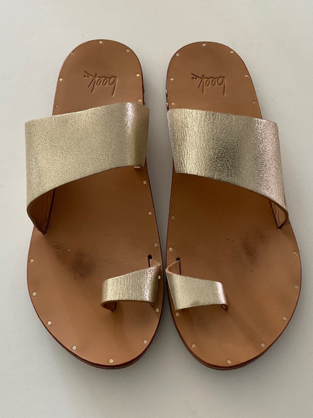 BEEK Finch All-Leather Toe Ring Sandal in Metallic Gold Size 9 - Picture 3 of 7